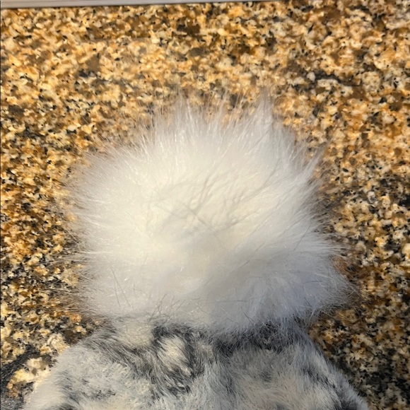 Stylish Soft Gray and White Knit Pom-Pom Hat - Picture 4 of 5